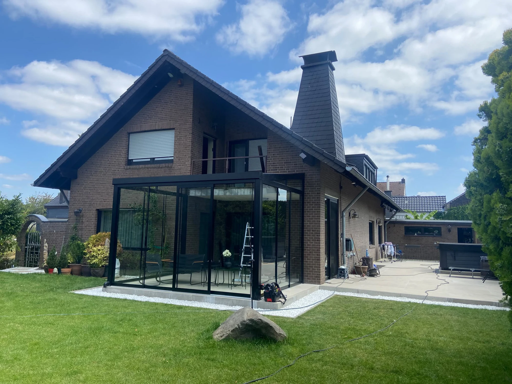 Terrassenüberdachung aus Aluminium an einem Einfamilienhaus in NRW