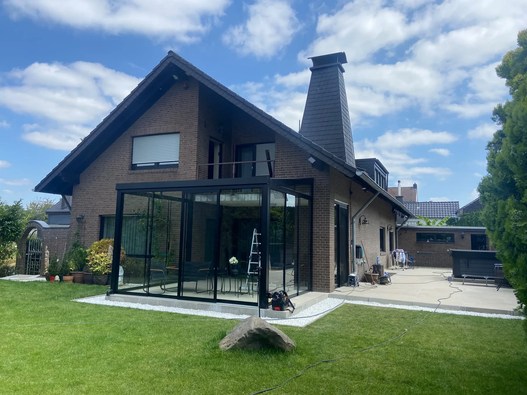 Fertiggestellte Terrassenüberdachung mit Verglasung