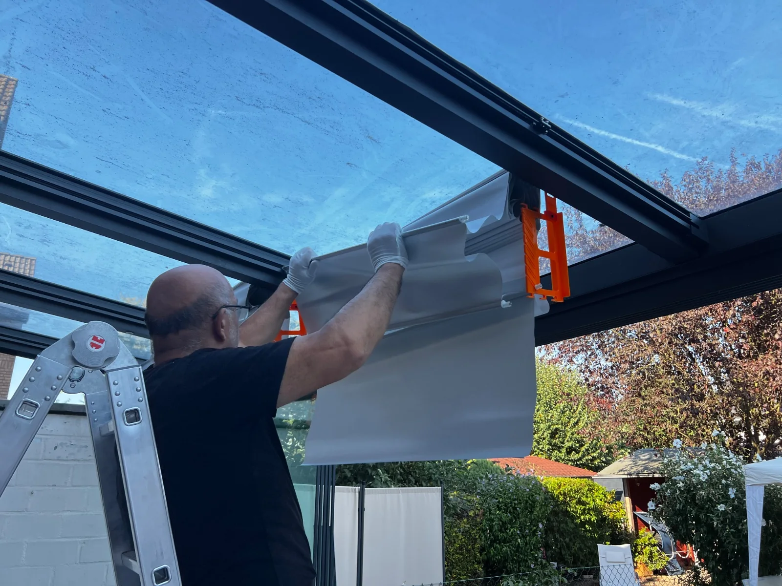 Verglasung, Seitenelemente & Beschattung – Montagedetail