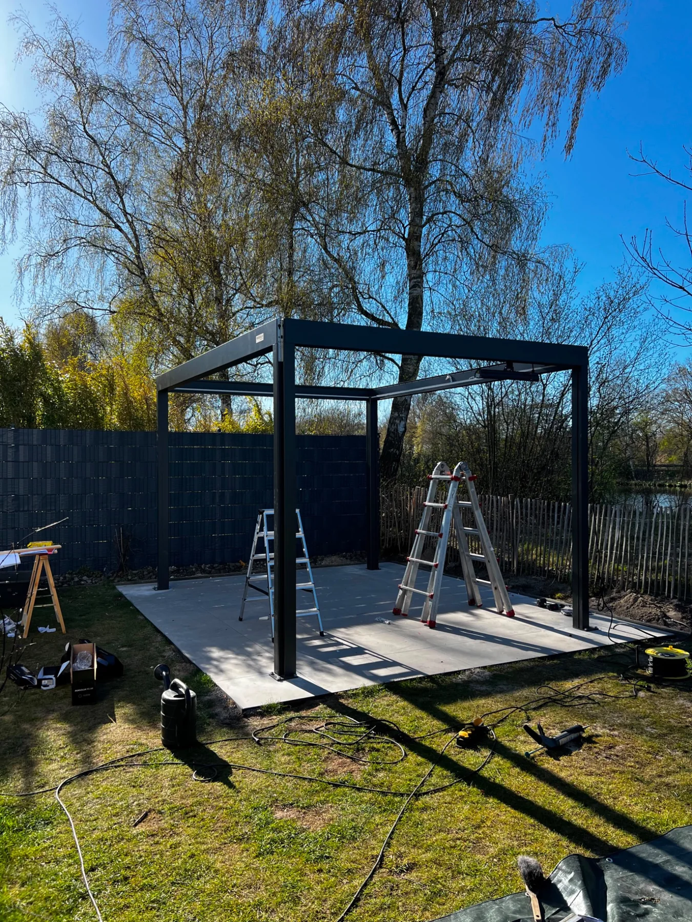 Lamellendach mit integrierter LED-Beleuchtung
