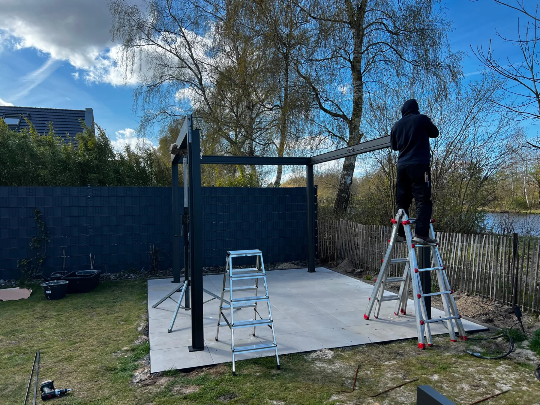Montage der Tragkonstruktion des Lamellendachs