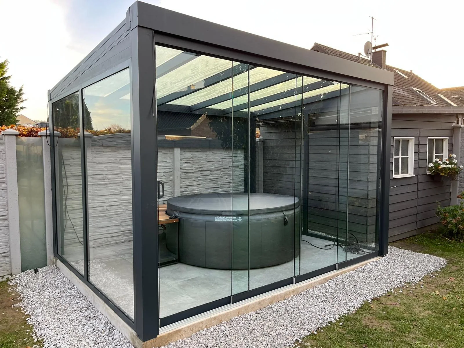 Freistehender verglaster Gartenraum