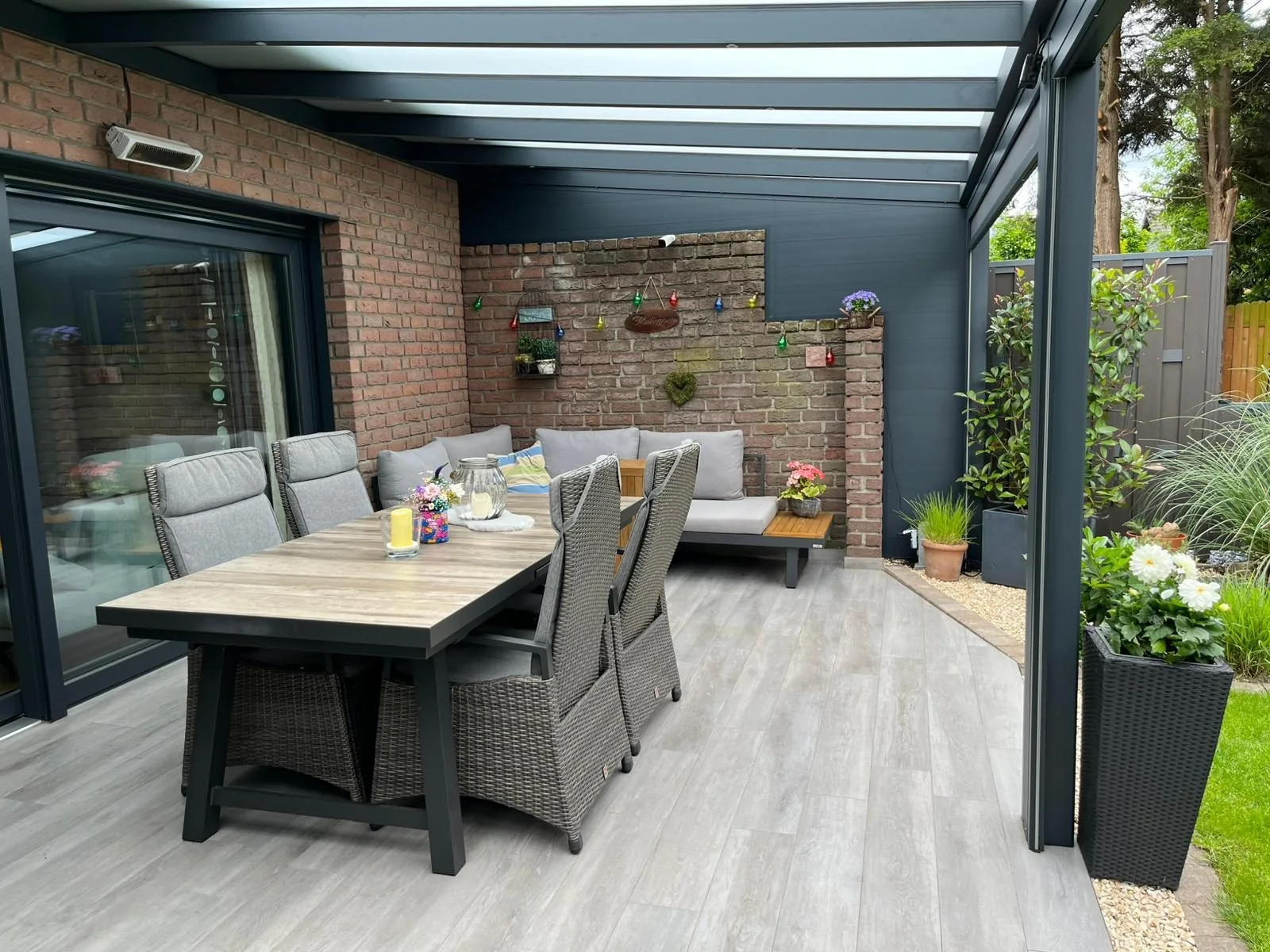 Terrassenüberdachung als eingerichteter Außenwohnraum